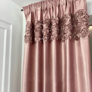 Zasłona ROYAL ROSES z wyszywanymi różami w 3 rzędach 140x270 cm na taśmie BRUDNY RÓŻ