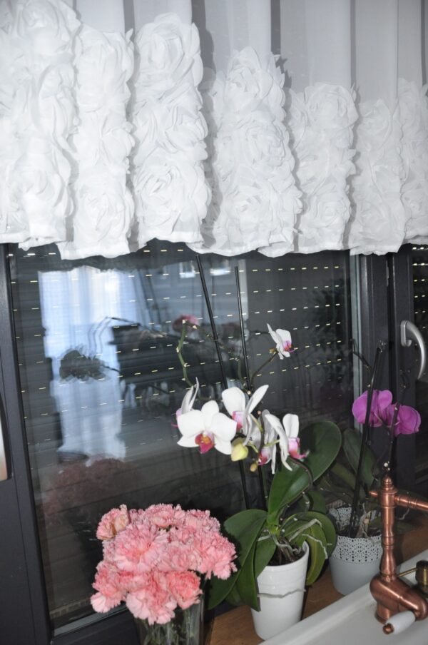 Firana roletka z kolekcji ROSES | NOWOŚĆ | 200x70 cm przelotki | zdobiona aplikacją 3D w róże - obrazek 3