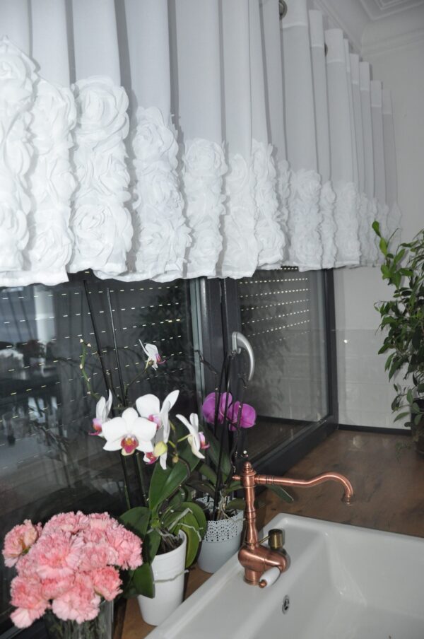 Firana roletka z kolekcji ROSES | NOWOŚĆ | 200x70 cm przelotki | zdobiona aplikacją 3D w róże