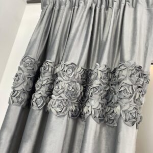 Zasłona ROYAL ROSES z wyszywanymi różami w 3 rzędach 140x270 cm na taśmie SZARY