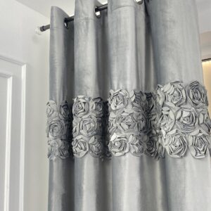 Zasłona ROYAL ROSES z wyszywanymi różami w 3 rzędach 140x250 cm na przelotkach SILVER