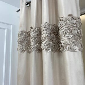 Zasłona ROYAL ROSES z wyszywanymi różami w 3 rzędach 140x250 cm na przelotki NOWOŚĆ