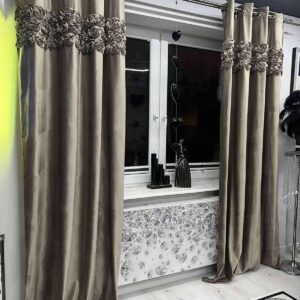 Zasłona ROYAL ROSES z wyszywanymi różami w 3 rzędach 140x250 cm na przelotkach MOKKA