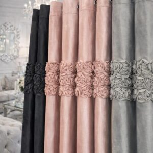 Zasłona ROYAL ROSES z wyszywanymi różami w 3 rzędach 140x250 cm na przelotkach BRUDNY RÓŻ