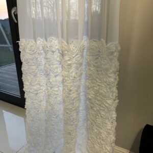 Firana z wyszywanymi różami 3D aplikacja 1m od dołu BIAŁA | 140x250 taśma