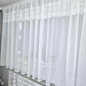 Firana TOP ROSALIA z wyszywanymi różami 3D BIAŁA | 400x140 na przelotkach