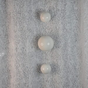 Wisząca dekoracja okienna – KULE MAŁE na metalowej żyłce | BIAŁY