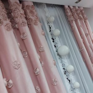 Zasłona WELUROWA FRENCH ROSES 140x270 cm z wyszywanymi różami wyjątkowy model NOWOŚĆ. baby pink