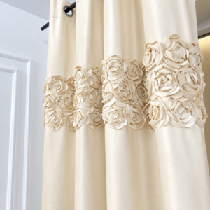 Zasłona ROYAL ROSES z wyszywanymi różami w 3 rzędach 140x250 cm na przelotkach KREM ZASŁONY GOTOWE
