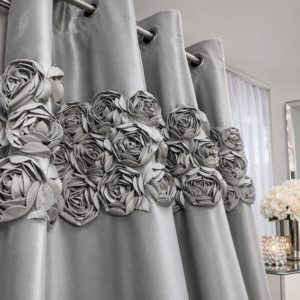 Zasłona ROYAL ROSES z wyszywanymi różami w 3 rzędach 140x250 cm na przelotkach Jasny szary
